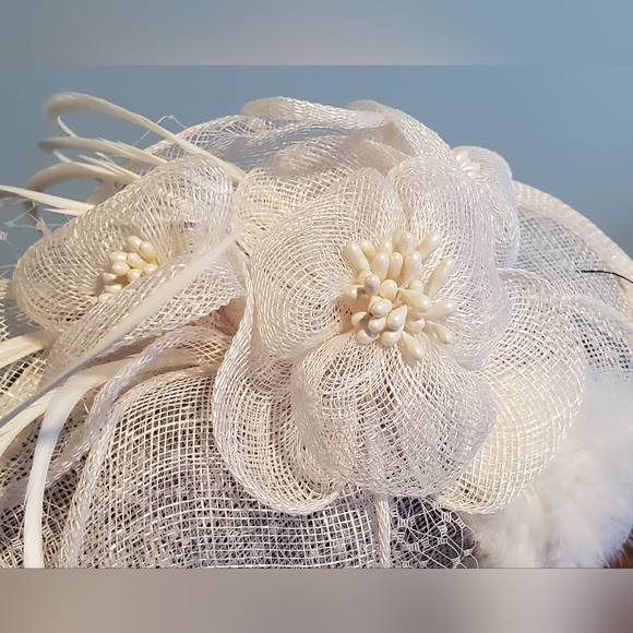 NWT! Beautiful Fascinator On Headband - White Mesh Netting Veil White Flower - Picture 3 of 9